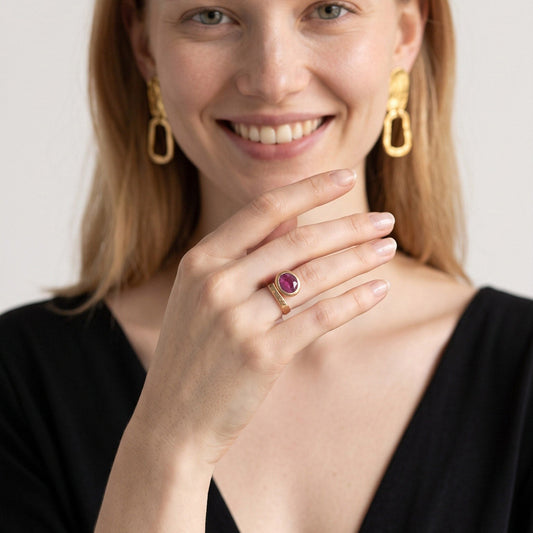Anello scultoreo DSCREAZIONI Frammento Rubino in bronzo dorato 18k con rubino ovale indossato da una modella