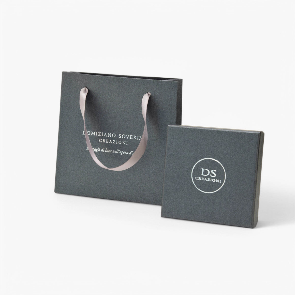Confezione regalo DSCREAZIONI con shopper grigia e scatola portagioie marchiata, ideale per gioielli artigianali.