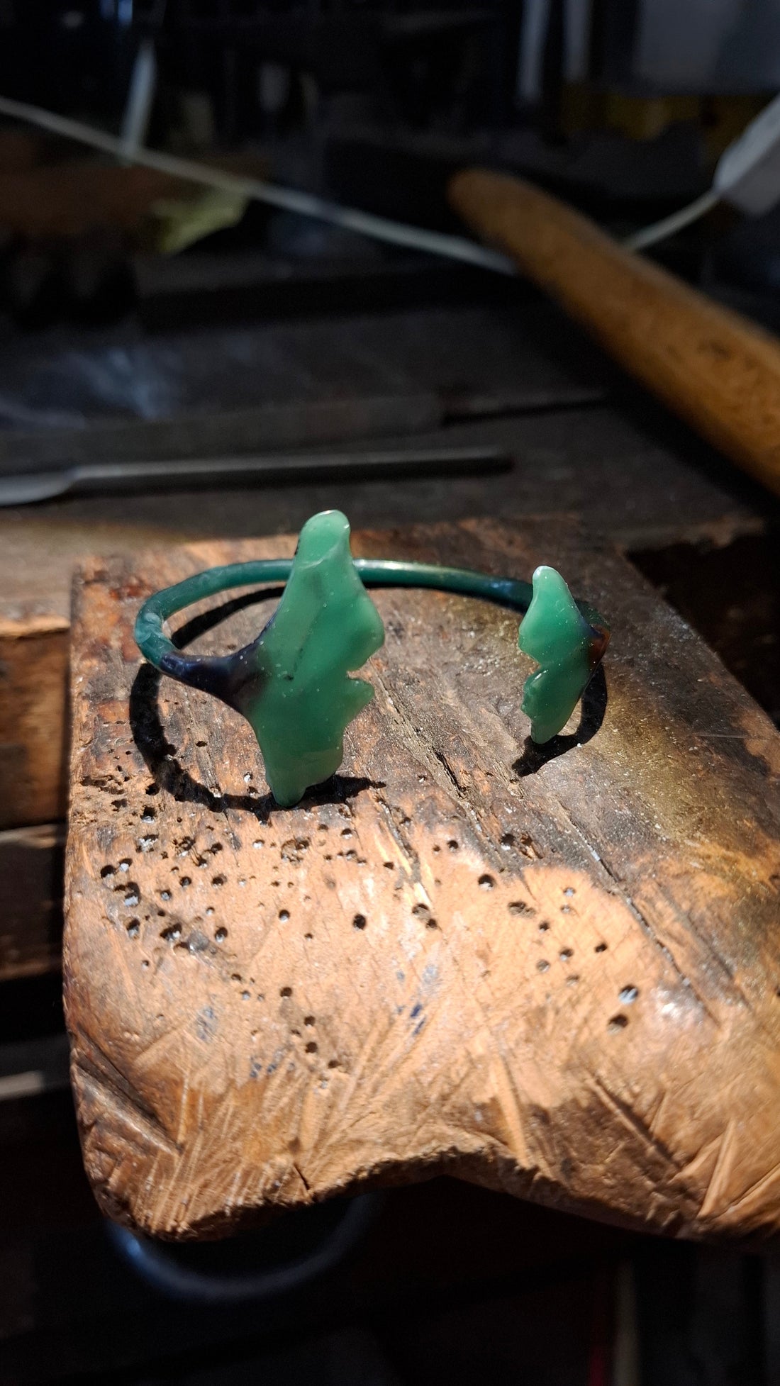 Bracciale in cera a forma di foglia su banchetto orafo