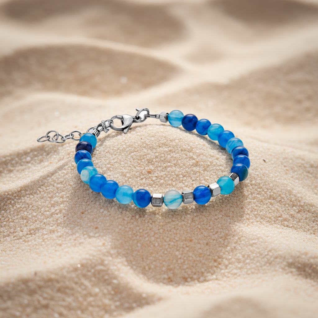 Bracciale in agata blu su sabbia. Scenografia suggestiva.