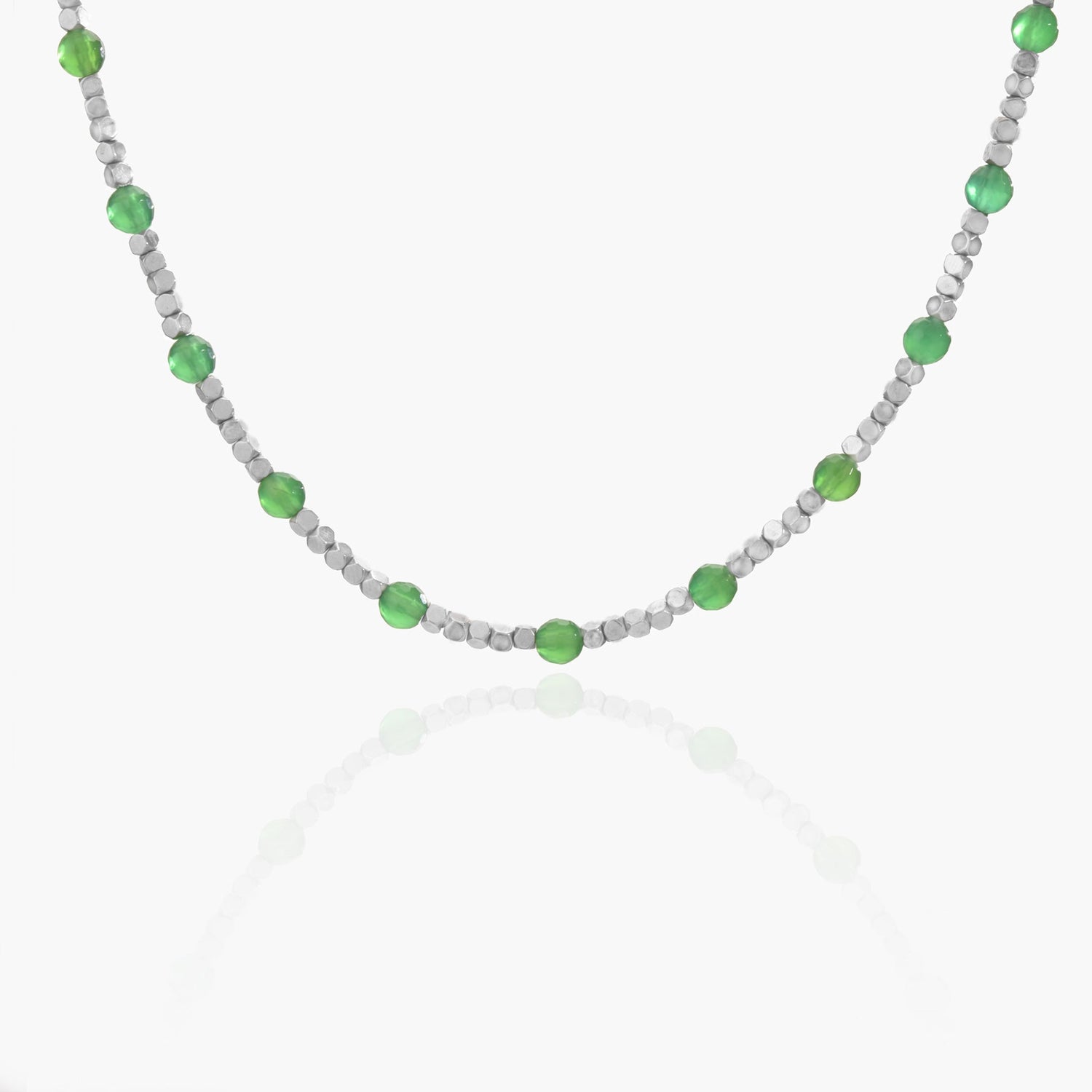 Collana artigianale con pietra naturali in agata verde e ematite. Chiusura regolabile in acciaio inox. Made in Italy.