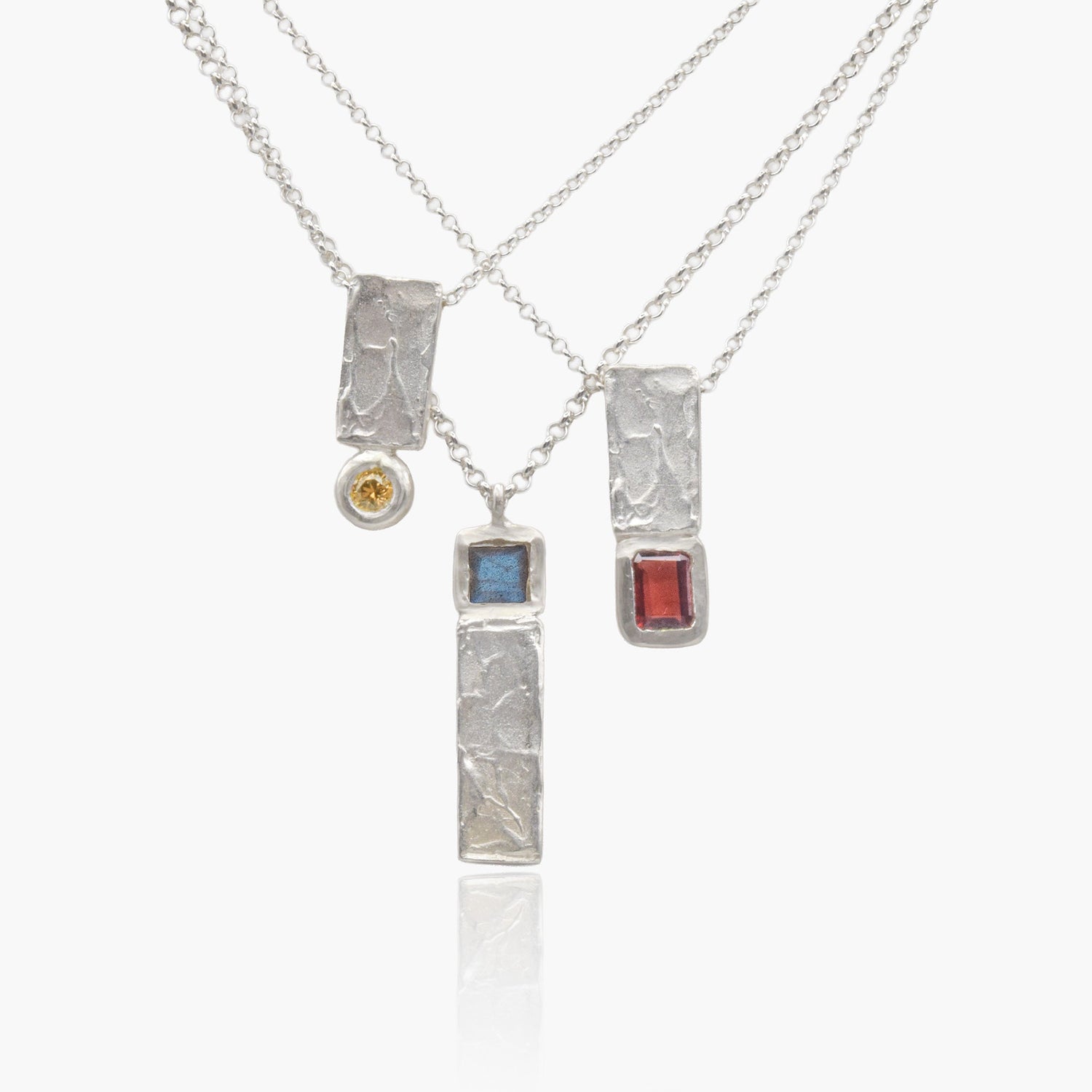Pendenti artigianali in argento 925 con pietre incastonate e catena rollò.