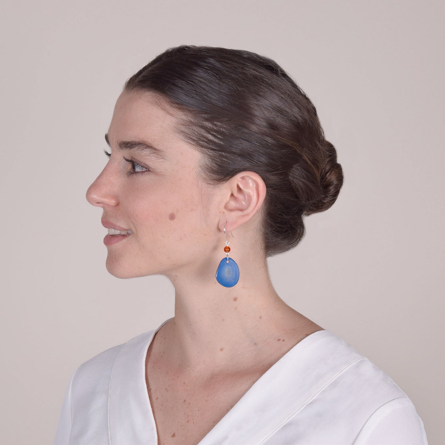 Orecchini in Avorio Vegetale Blu e Agata Rossa