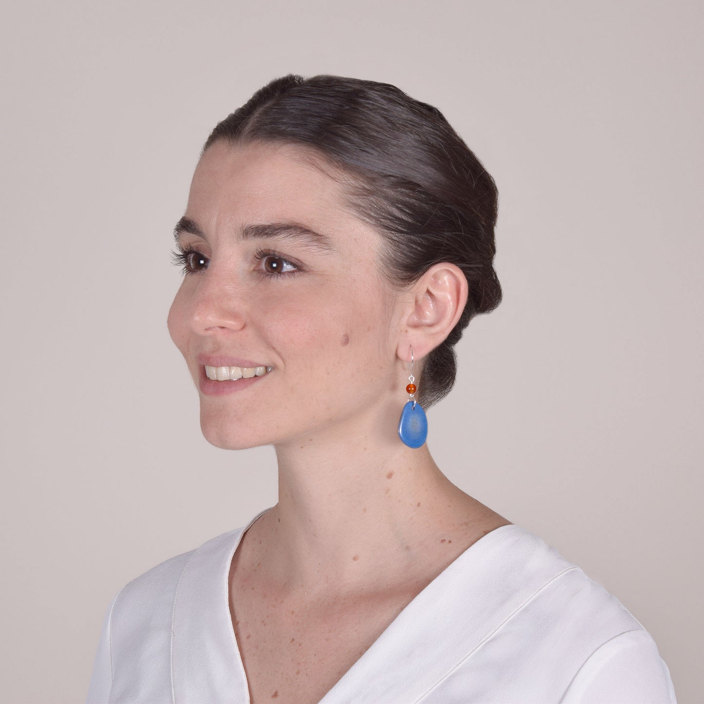 Orecchini in Avorio Vegetale Blu e Agata Rossa
