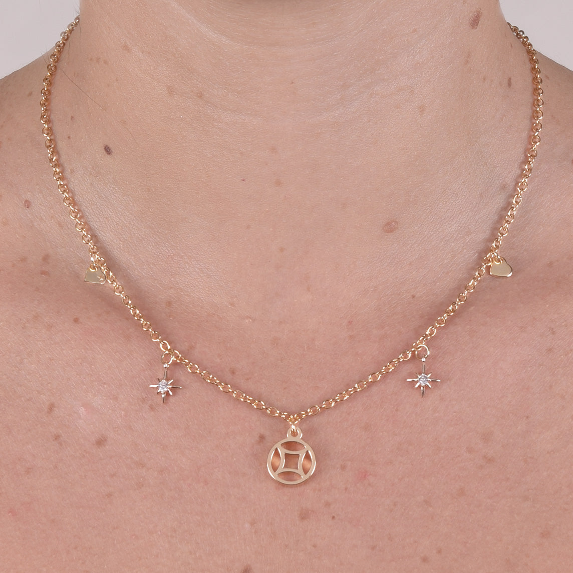 Collana Placcata Oro 18K con Pendente Geometrico, Rosa dei Venti e Cuori