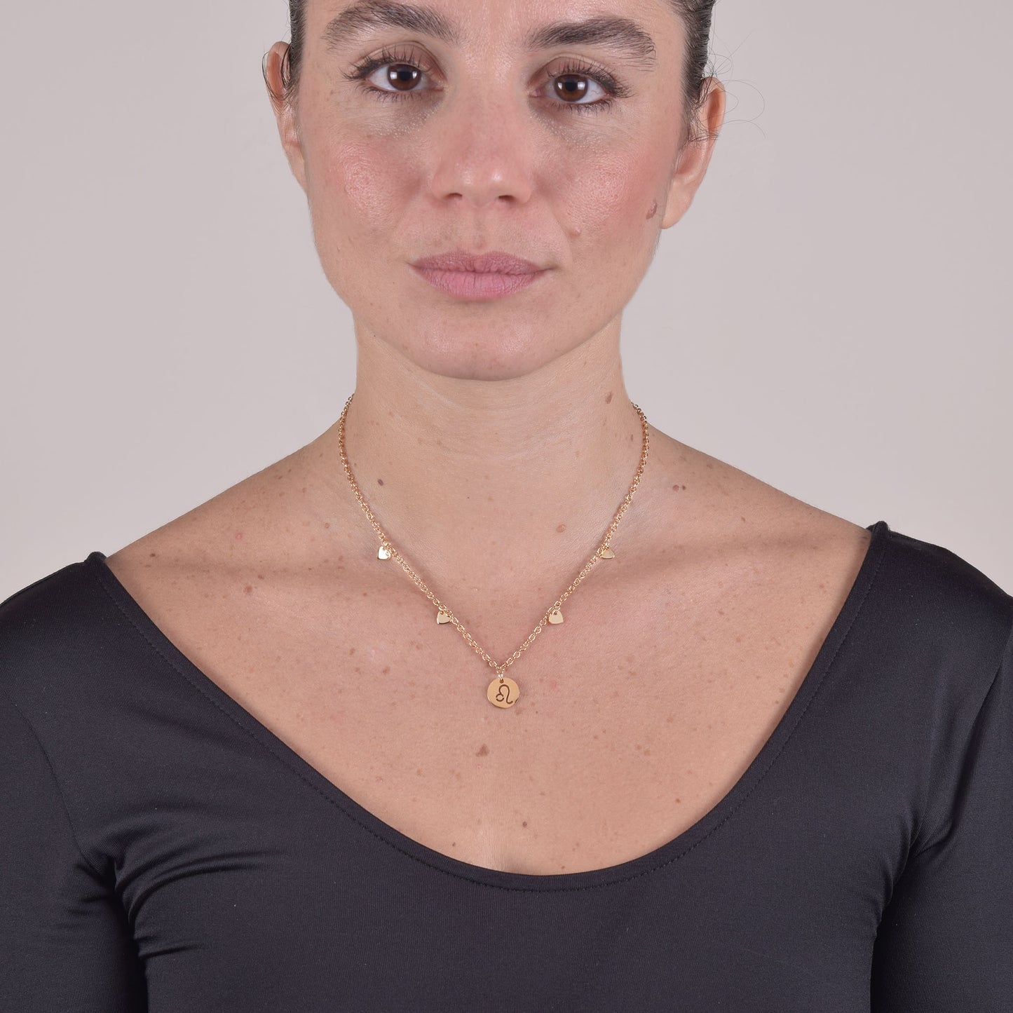 Collana Placcata Oro 18K con Pendente Leone e Charms Cuori