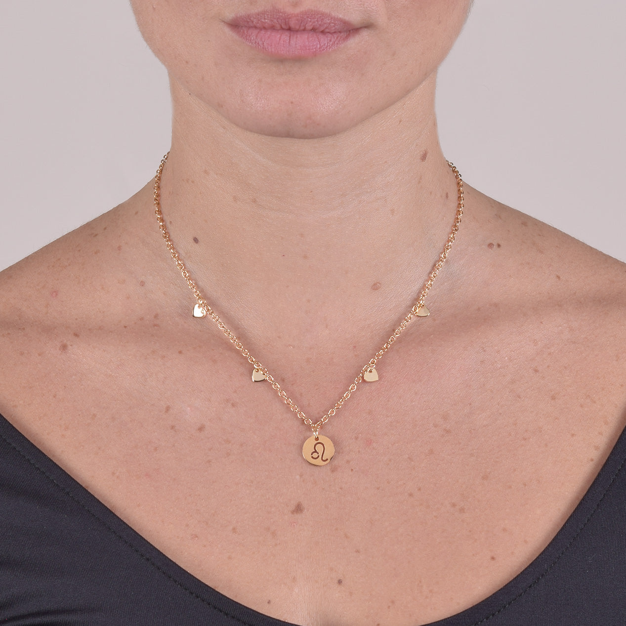 Collana Placcata Oro 18K con Pendente Leone e Charms Cuori