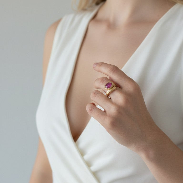 Anello DSCREAZIONI Frammento Rubino in bronzo dorato 18k con rubino ovale sfaccettato indossato su una mano