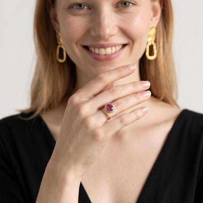 Anello scultoreo DSCREAZIONI Frammento Rubino in bronzo dorato 18k con rubino ovale indossato da una modella