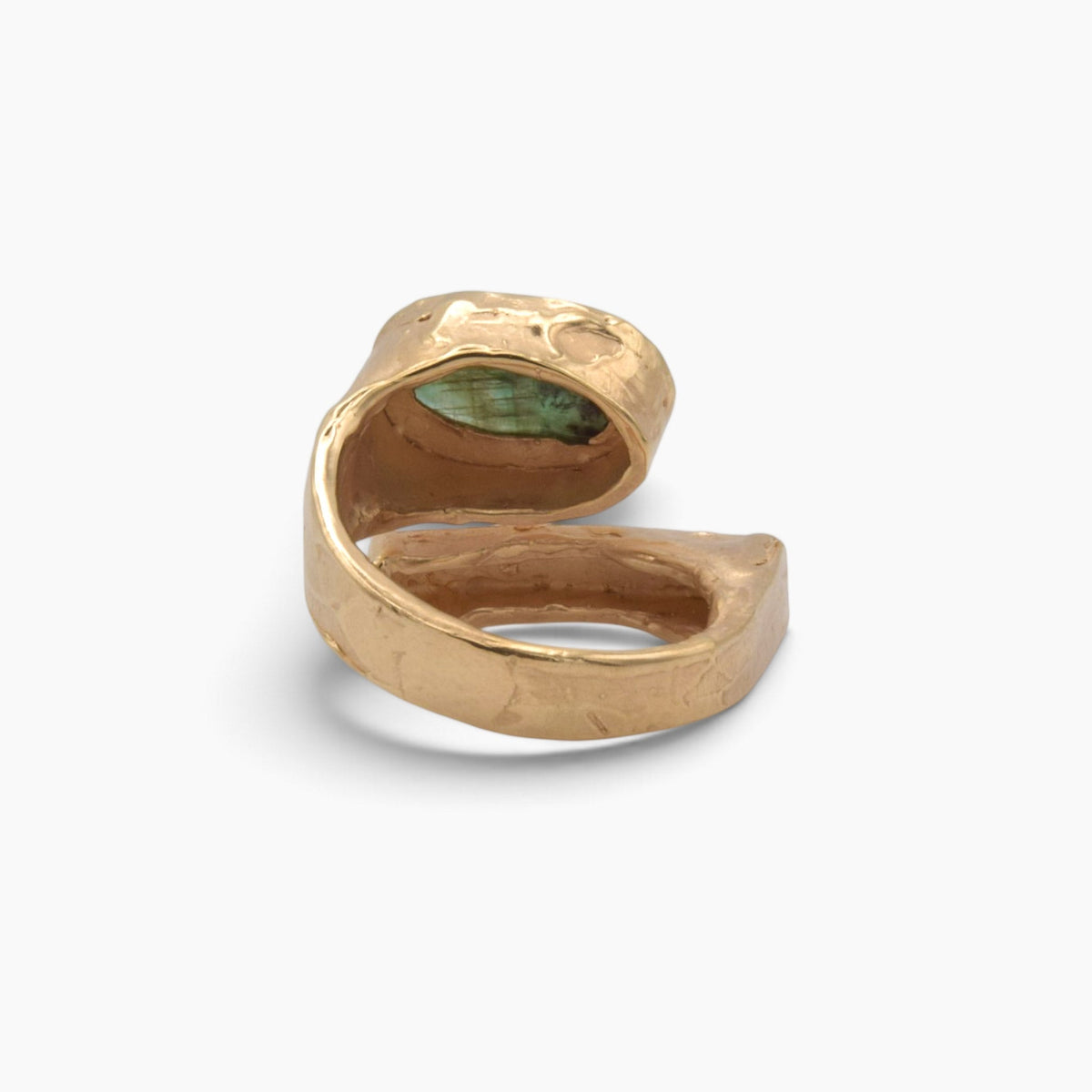 Anello DSCREAZIONI Frammento Smeraldo in bronzo dorato 18k con smeraldo ovale sfaccettato e design scultoreo a fascia
