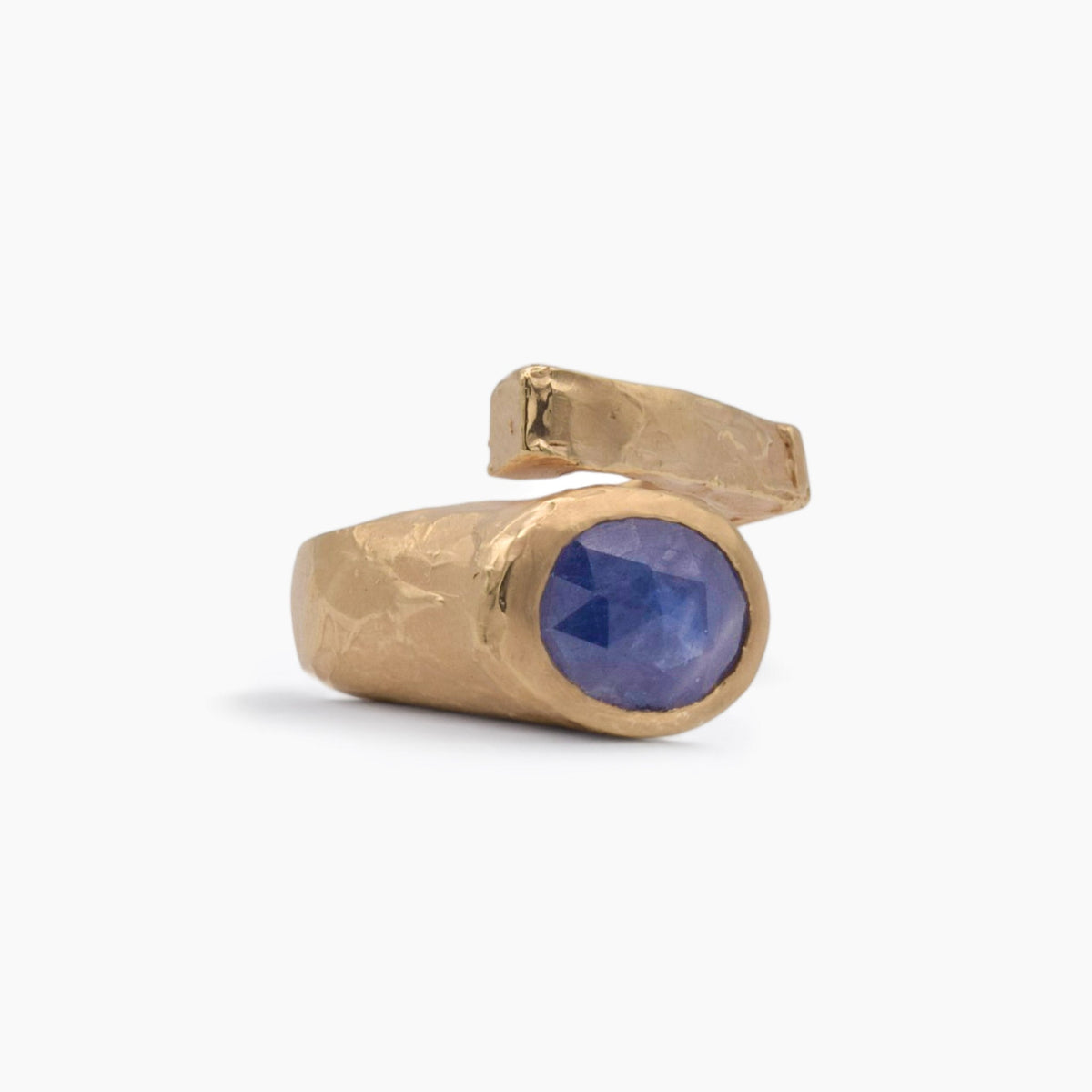 Anello DSCREAZIONI Frammento Zaffiro in bronzo dorato 18k con zaffiro ovale sfaccettato e design scultoreo a fascia