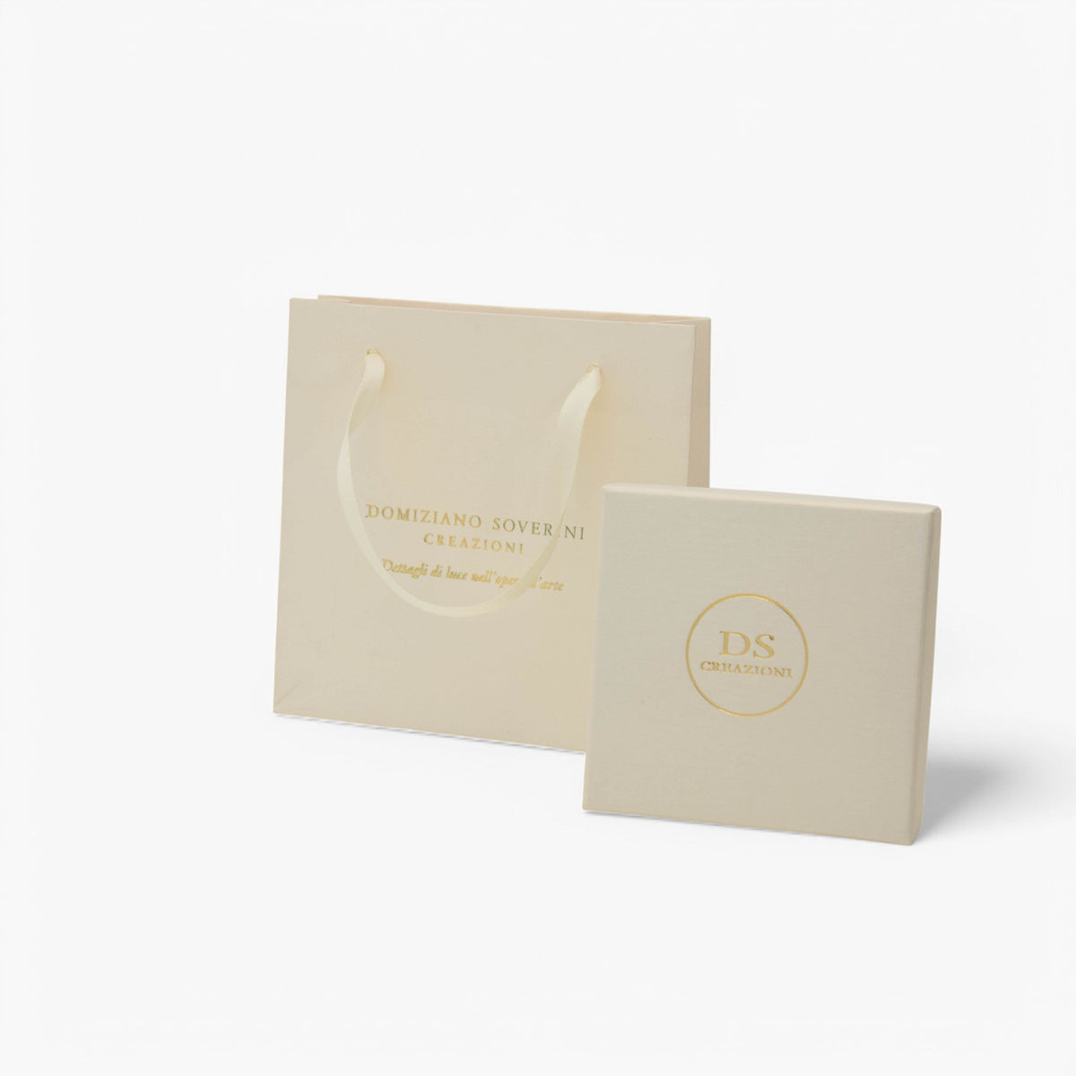 Packaging DSCREAZIONI con busta regalo color crema e scatola portagioie coordinata con logo dorato